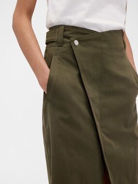 🔥NWT GAP x Victoria Beckham Cargo Skirt SIZE 6 (Ready to ship)